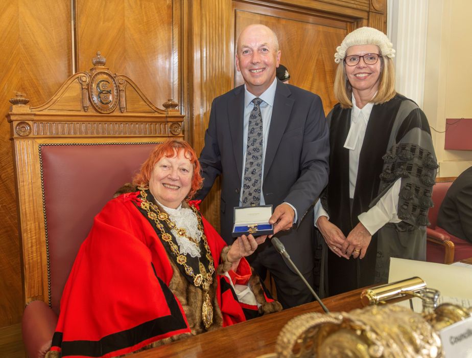 Huw being presented with the Honorary Freeman badge by Mayor of Chesterfield Cllr Shirley Niblock and chief executive Christine Durrant